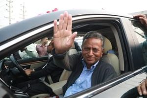 কেরানীগঞ্জের ঢাকা কেন্দ্রীয় কারাগার থেকে মুক্তি পাওয়ার পর নেতা–কর্মীরা ফুল দিয়ে আমীর খসরু মাহমুদ চৌধুরীকে শুভেচ্ছা জানান।