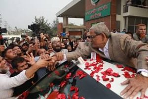 কেরানীগঞ্জের ঢাকা কেন্দ্রীয় কারাগার থেকে মুক্তি পাওয়ার পর নেতা–কর্মীরা ফুল দিয়ে মির্জা ফখরুল ইসলাম আলমগীরকে শুভেচ্ছা জানান